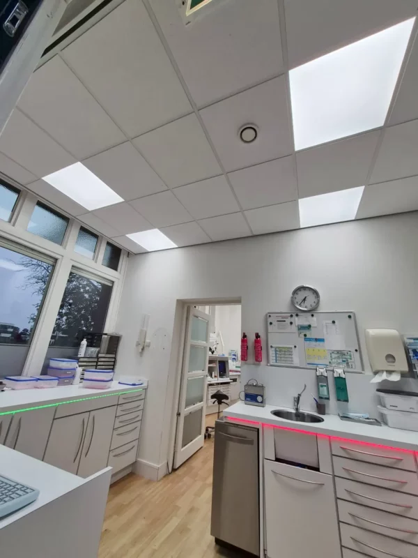 Panneaux LED DL60 à spectre complet de DentLED installés dans une salle de soins dentaires à Hardenberg