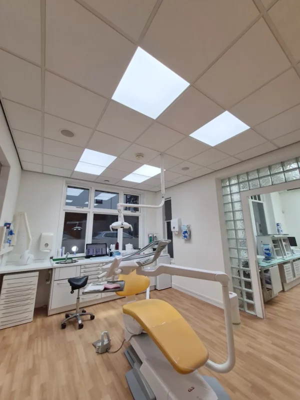 Panneaux LED DL60 de DentLED offrant un éclairage à lumière du jour à spectre complet dans une salle de soins dentaires à Hardenberg