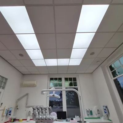 Éclairage LED à lumière du jour à spectre complet avec des panneaux DL60 de DentLED dans une salle de soins dentaires à Hardenberg