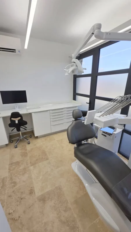Éclairage Dentled PHL22 à spectre complet et lumière du jour installé dans les salles de soins dentaires et les zones de stérilisation de Coral Dental Bonaire.
