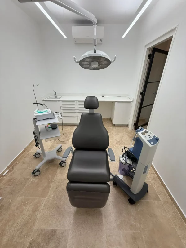 Clinique dentaire Coral Dental Bonaire équipée de luminaires Dentled PHL22 offrant une lumière du jour de 5 000 K et un excellent rendu des couleurs avec un IRC supérieur à 97.