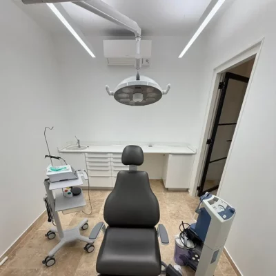 Éclairage LED Dentled PHL22 à spectre complet illuminant une salle de soins dentaires moderne chez Coral Dental Bonaire.