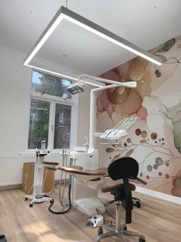 Éclairage LED lumière du jour en forme de U Dentled PHU illuminant la salle de soins dentaires de MCARE Mondzorg à La Haye.