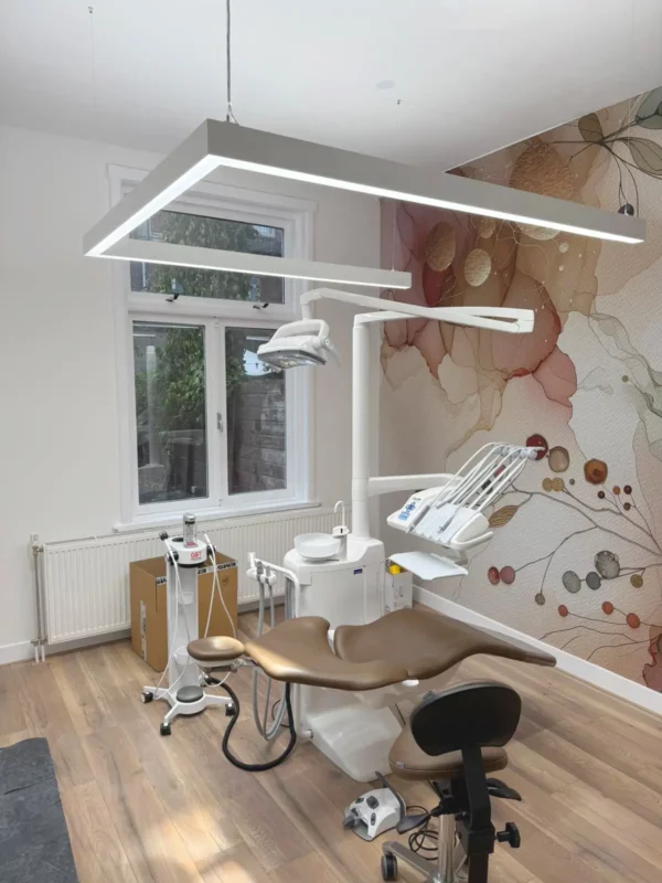 Éclairage LED lumière du jour Dentled PHU de 5000 K, offrant un excellent rendu des couleurs dans une salle de soins dentaires moderne à La Haye.