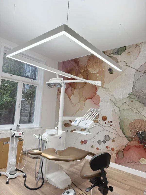 Salle de soins dentaires moderne chez MCARE Mondzorg, équipée d’un éclairage LED à spectre complet Dentled PHU installé par Plandent Pays-Bas.