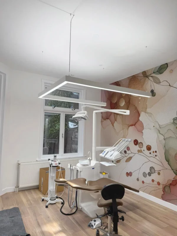 Éclairage LED à spectre complet pour les soins d’hygiène dentaire et les traitements parodontaux chez MCARE Mondzorg à La Haye.