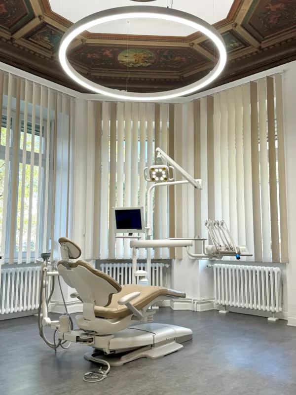 Les luminaires annulaires LED Dentled PVR150 à spectre complet valorisent la salle de soins du cabinet dentaire de Carina Sell à Gießen, en Allemagne.