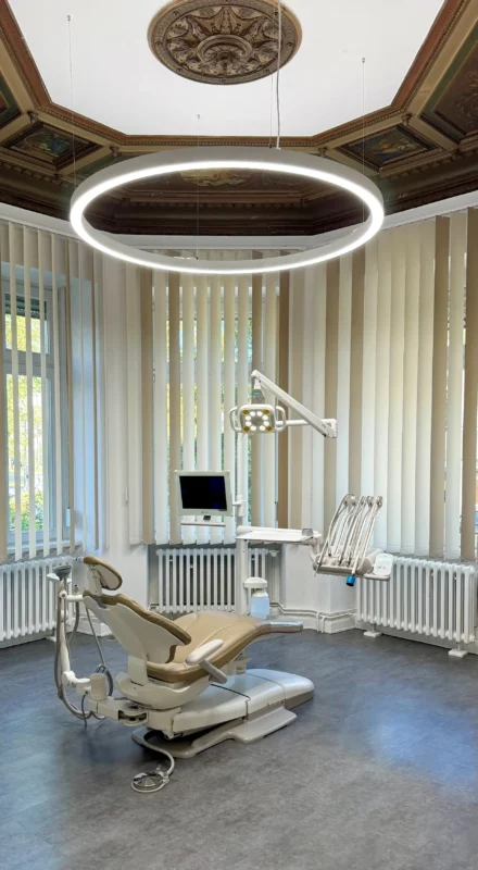 Les luminaires annulaires LED Dentled PVR150 éclairent le fauteuil dentaire avec une lumière vive à spectre complet, semblable à la lumière du jour, au cabinet dentaire de Carina Sell.