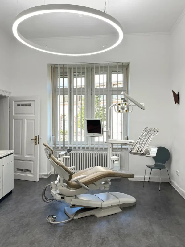 Cabinet dentaire rénové de Carina Sell à Gießen, équipé de luminaires annulaires LED Dentled PVR150 et de matériel dentaire moderne dans un intérieur historique.