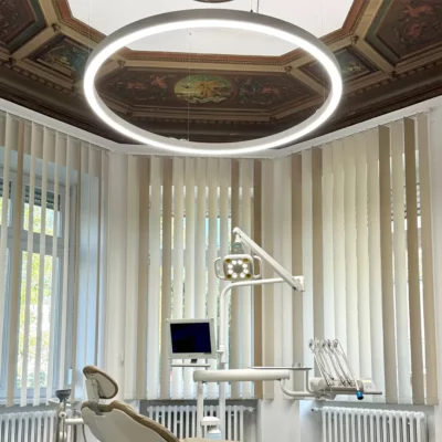 Les luminaires annulaires LED Dentled PVR150 à spectre complet offrent un éclairage semblable à la lumière du jour autour du fauteuil dentaire au cabinet de Carina Sell à Gießen, en Allemagne.