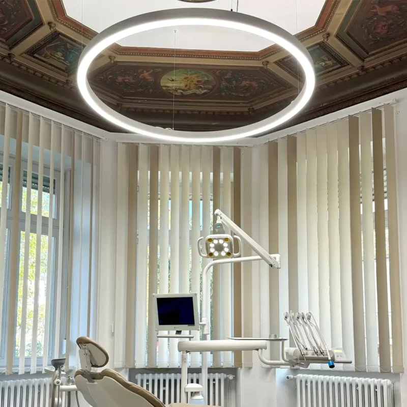 Les luminaires annulaires LED Dentled PVR150 à spectre complet offrent un éclairage semblable à la lumière du jour autour du fauteuil dentaire au cabinet de Carina Sell à Gießen, en Allemagne.