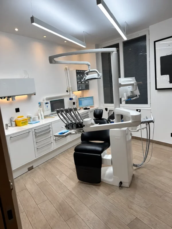 Deux luminaires DentLED PHL18 suspendus au-dessus du fauteuil du cabinet du Dr Didier Achour à Paris 13.