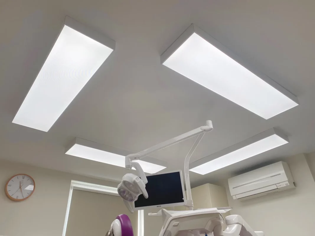 Modernisation de l’éclairage dentaire avec des LED à spectre complet de lumière du jour chez Priory Dental Care, à Downham Market, dans le Norfolk.