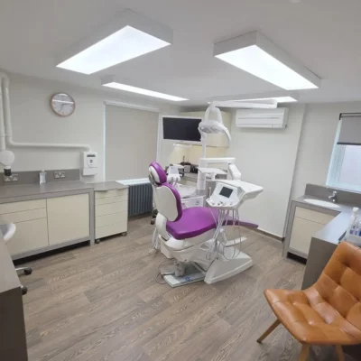 Panneaux LED lumière du jour DentLED DL120 installés dans la salle de soins dentaires du cabinet Priory Dental Care à Downham Market, dans le Norfolk.
