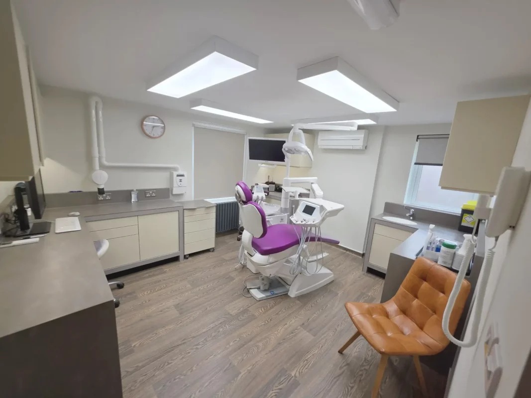Salle de soins dentaires du cabinet Priory Dental Care équipée de panneaux LED DentLED DL120 à spectre complet de lumière du jour, en remplacement de l’éclairage fluorescent.